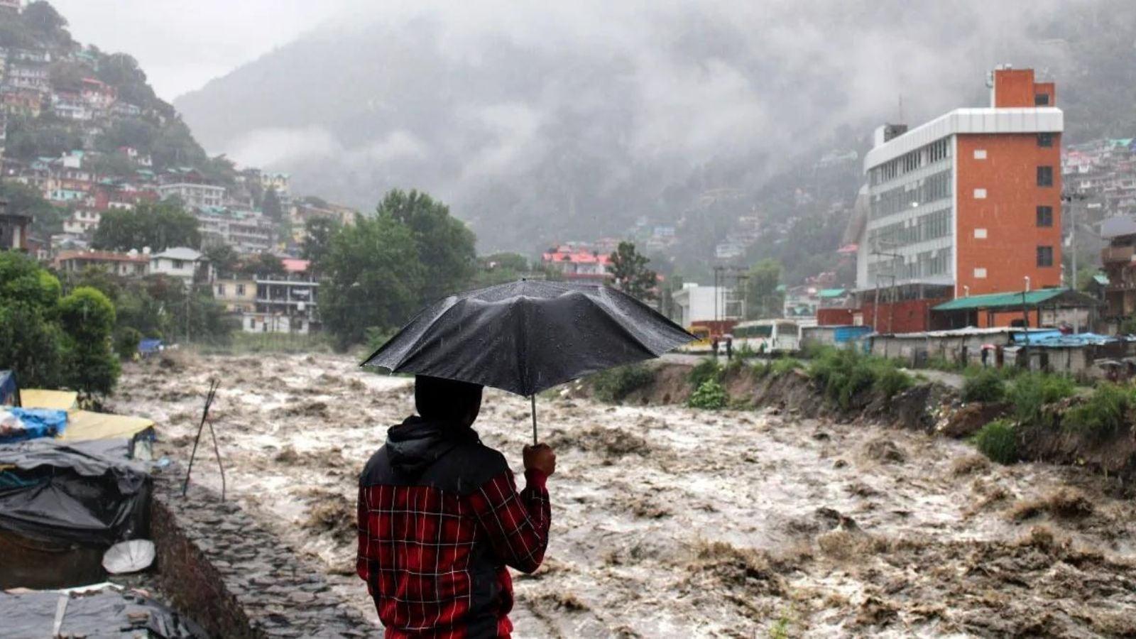 उत्तराखंड में मानसून का कहर, सड़कें बंद, छह जिलों में भारी बारिश का अलर्ट